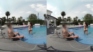 Šukání u bazénu ve VR pohledu