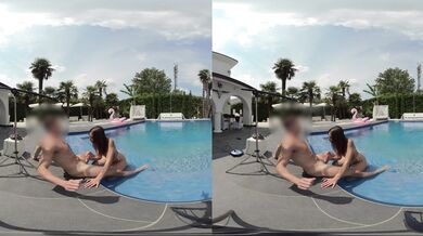 Šukání u bazénu ve VR pohledu