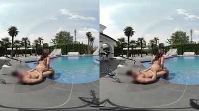 Šukání u bazénu ve VR pohledu