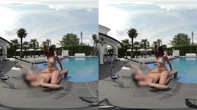 Šukání u bazénu ve VR pohledu