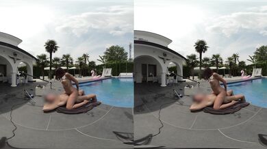 Šukání u bazénu ve VR pohledu