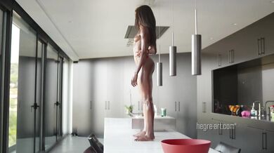 Mujeres desnudas en acción interracial