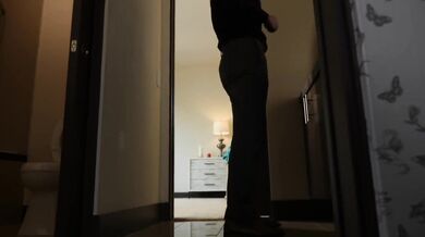 Prsatá uklizečka uspokojí svého zaměstnavatele