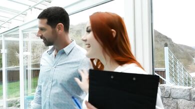 Rudowłosa agentka nieruchomości sprzeda wszystko, co ma seksowne ciało