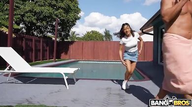 Teenka přijde domů ze školy brzy a zašuká si s nevlastním otcem