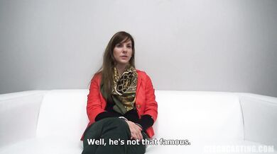 Brunetka-amatorka pokazuje swoje nagie, szczupłe ciało