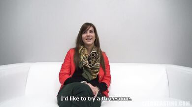 Brunetka amatérka ukazuje svoje nahé chudé telo