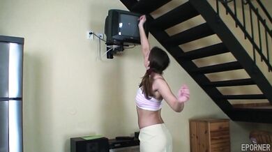 Młoda dziewczyna potrzebuje pomocy z pilotem