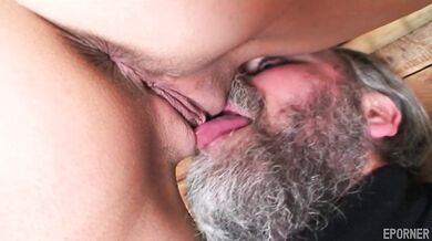 Una niña necesita ayuda con el control remoto.