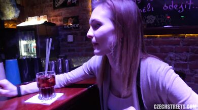 Conocieron y follaron a las coñitas del bar