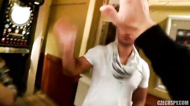 Amateur de culo grande follada en baños públicos