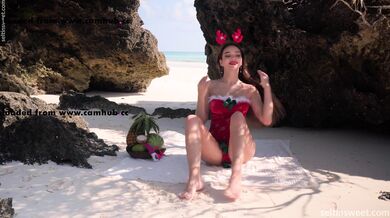 Seltin masturbuje do orgasmu na pláži