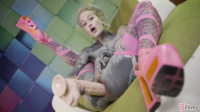 Mocno wytatuowana teen rozciąga odbyt gigantycznym dildo