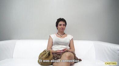 41 letá krátkovlasá MILF amatérka šuká na castingu