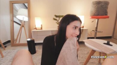 Pokľakla a hlboko v krku sa pohráva s jeho vtákom