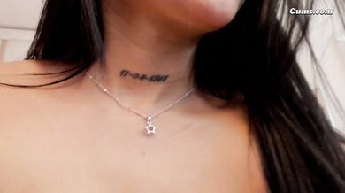 Striptiz z masturbacją na kamerce internetowej