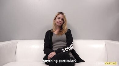 Słodka amatorka pokazuje się nago na castingu