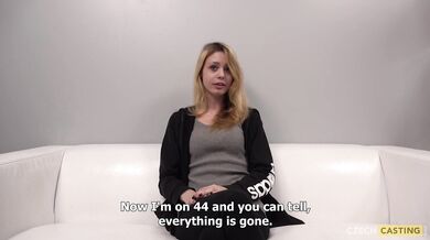 Słodka amatorka pokazuje się nago na castingu