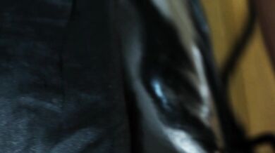 Lizanie stóp niewolnika przez seksowną dominę w skórzanych szpilkach