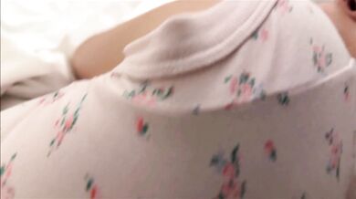 Dzielenie łóżka z drobną przyrodnią siostrą Molly Little