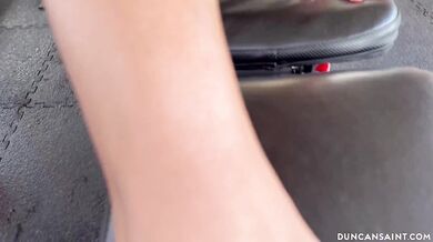 Una chica fitness caliente se besa con un chico musculoso en el gimnasio