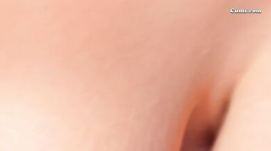 Brunetka z dużymi cyckami bawi się swoją ciasną, mokrą cipką