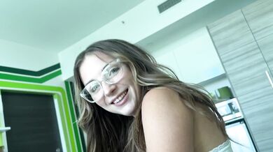 Malutka przyrodnia siostra prosi o pomoc przy swojej pierwszej seks taśmie