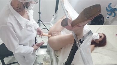 ¡El ginecólogo cambia el vibrador por su pene durante el examen!