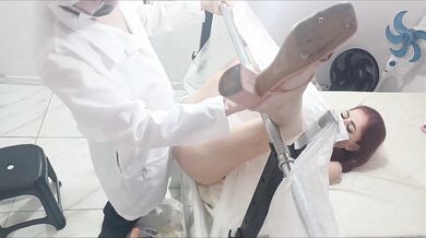 Ginekolog podczas badania zamienia wibrator na penisa!