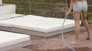 Michaela Isizzu se venku namočí