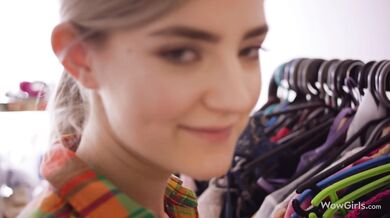 Wow dívka Eva Elfie si hraje s BWC