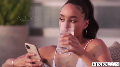 VIXEN - Vysokoškoláčka Alexis Tae si užíva slobodu ďaleko od rodičov