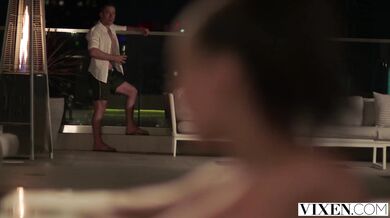 VIXEN - Vysokoškoláčka Alexis Tae si užíva slobodu ďaleko od rodičov