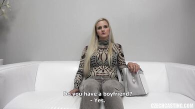 Rubia tímida folla en un casting en POV