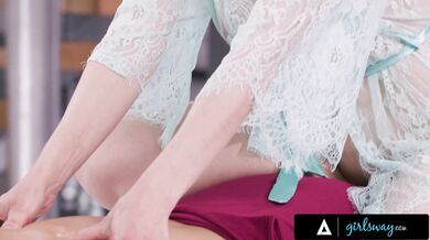 GIRLSWAY - Sexy prsatky Lexi Luna a Hailey Rose jsou posedlé masáží