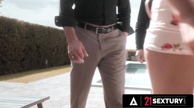 21 SEXTURY - Sexy Leya Desantis si splní svoje fantázie dvoma perami