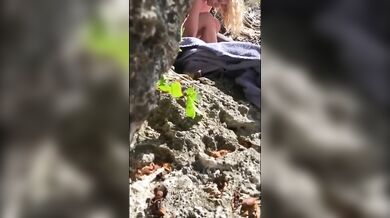 Štíhla blondínka si to rozdá s BBC na pláži