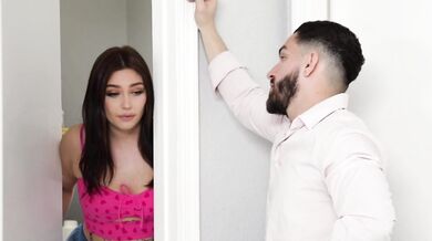 La MILF culona Vivian Taylor se folla a su hijastro cachondo