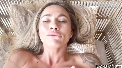 Sexo en la terraza con la rubia tetona tatuada Michaela Isizzu