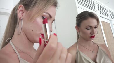 Angel The Dreamgirl ako zvodná suka na podpätkoch a s červeným rúžom