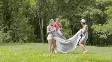 Trójka na świeżym powietrzu z Annabelle i Kristy Black