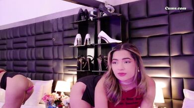 Podniecająca dziewczyna z ładnymi cyckami bawi się swoją mokrą cipką