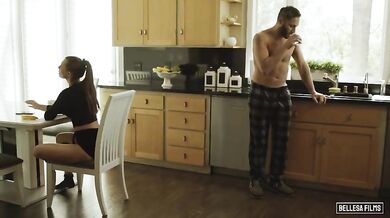 Aidra Fox jazdí na staršom chlapíkovi