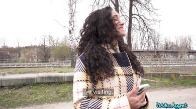 Un agente público se folla a la chica callejera rizada Milla Ferrazzo por dinero