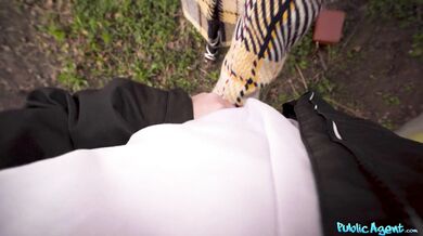 Un agente público se folla a la chica callejera rizada Milla Ferrazzo por dinero