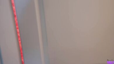 Blondýnka Sharon White uspokojuje nevlastního syna