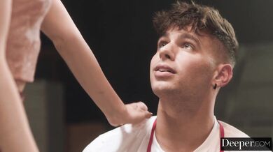 Molly Little rucha pracownika magazynu sklepu spożywczego