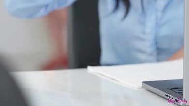 Sexo lésbico en la oficina con Ophelie Bau y Scarlett Alexis