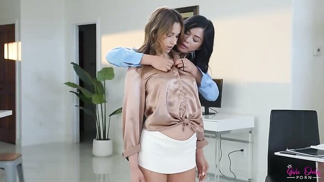 Sexo lésbico en la oficina con Ophelie Bau y Scarlett Alexis