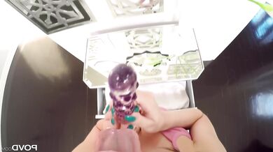 Lana Rhoades przyłapana na masturbacji, co prowadzi do klasycznego seksu